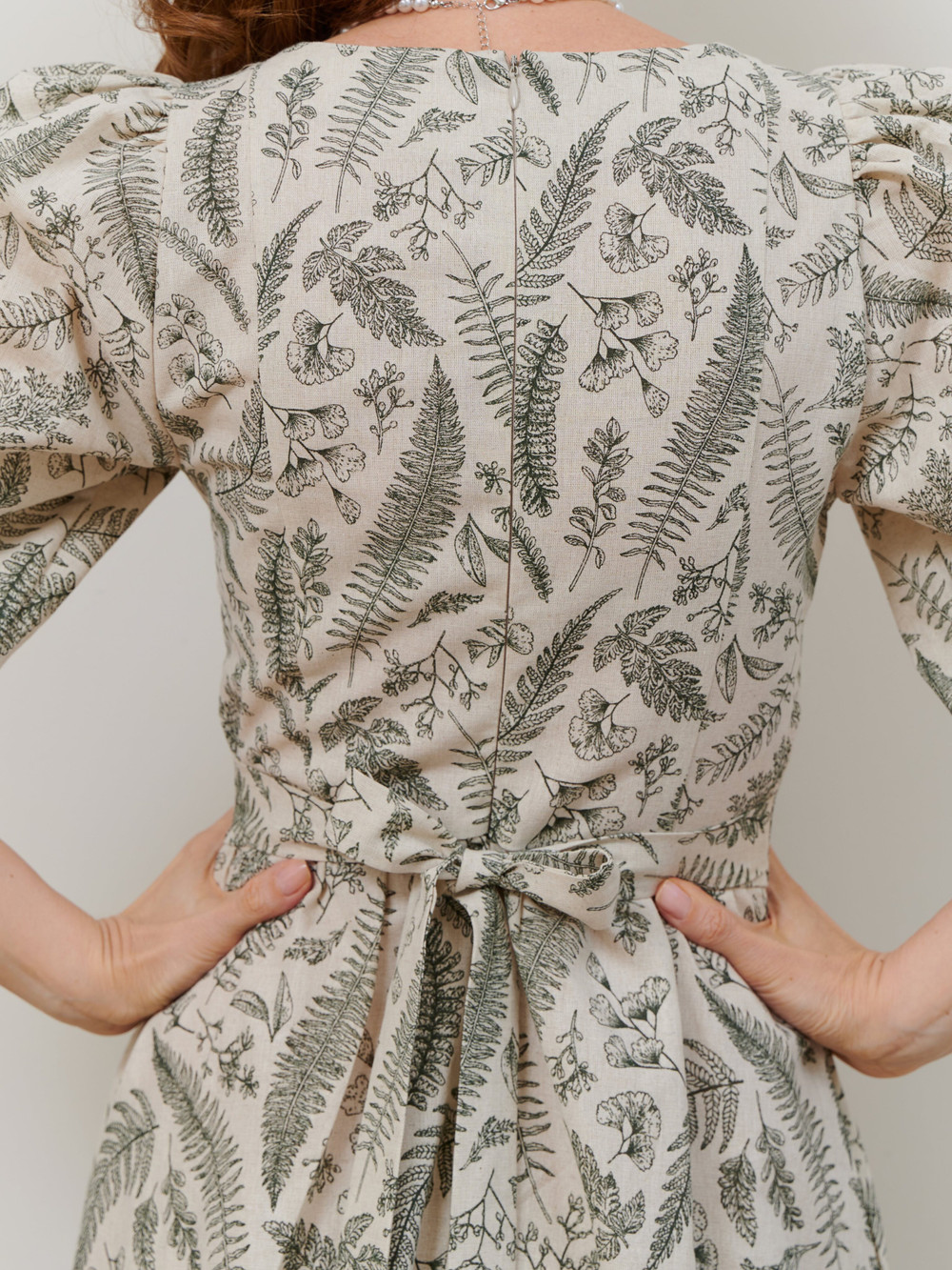 Платье миди с вырезом