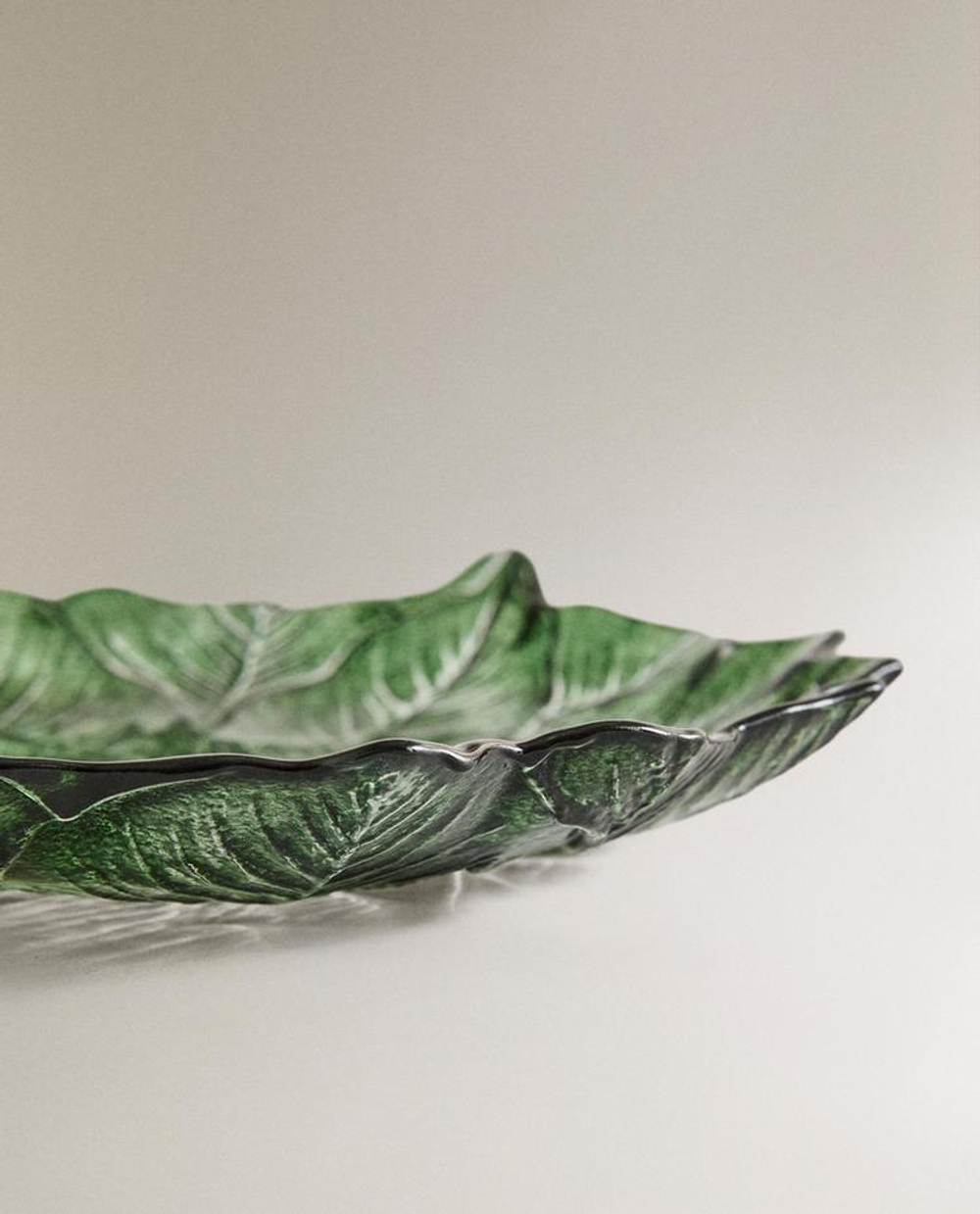 ZARA HOME НОВОГОДНЯЯ ДЕСЕРТНАЯ ТАРЕЛКА ИЗ СТЕКЛА В ФОРМЕ ЦВЕТКА, ЗЕЛЕНЫЙ