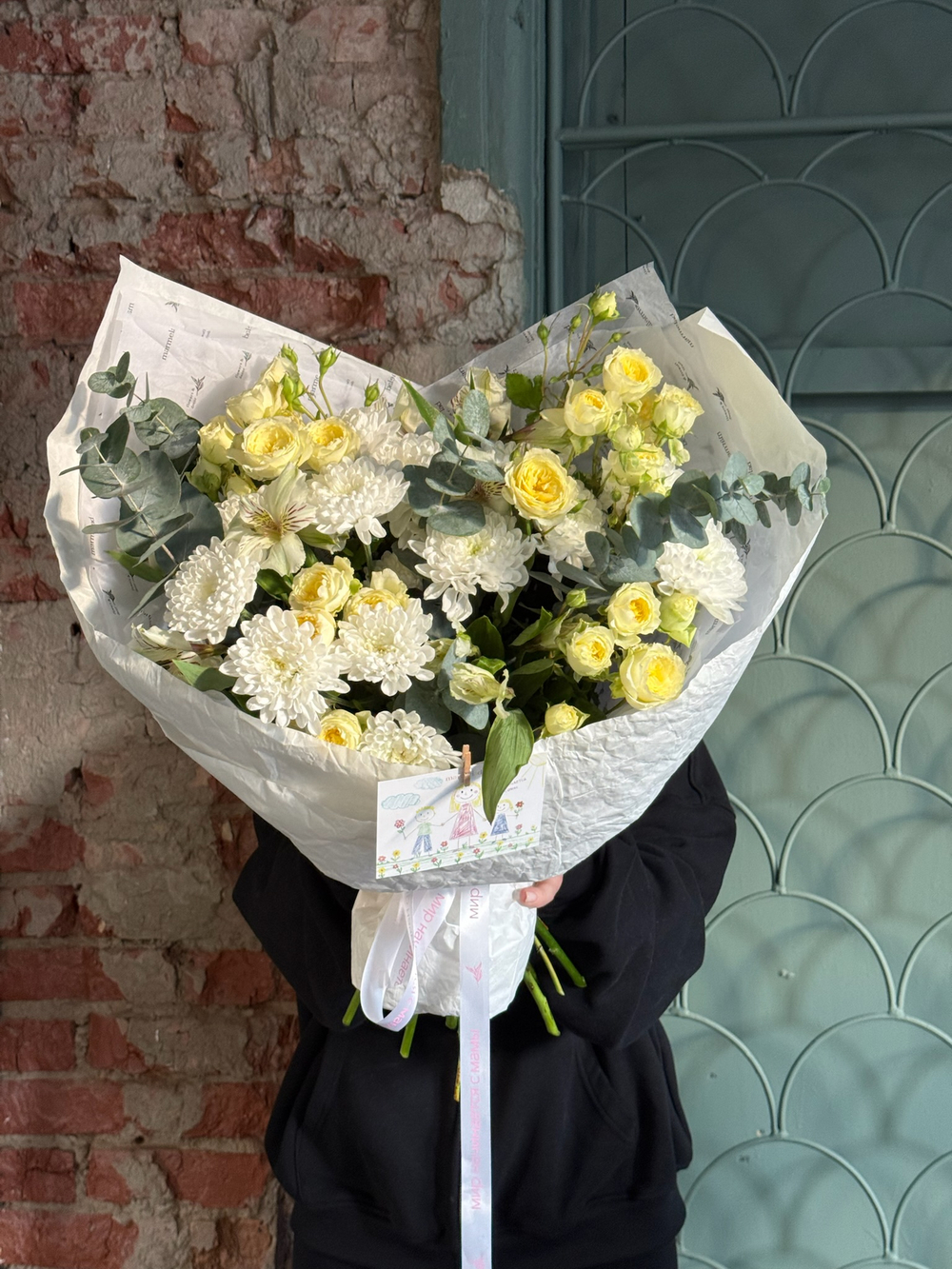 Букет из кустовой пионовидной розы, альстромерии, эвкалипта и хризантемы