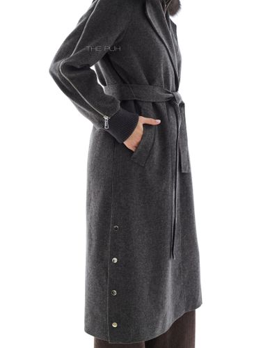 Серое кашемировое пальто с воротом из лисы