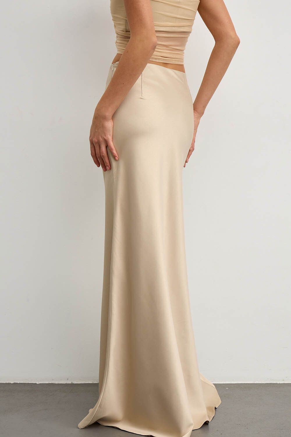 Юбка макси из атласа цвета шампань