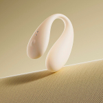 Бежевый вибратор для ношения 8,9см с управлением через приложение BeYourLover Carla VV468A