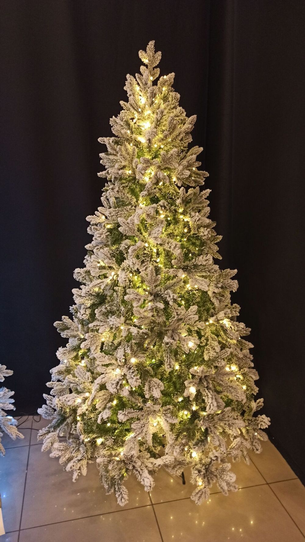 Заснеженная ель с гирляндой «Барокко» теплый свет (Литая+пвх) 180 см / 1,8 м