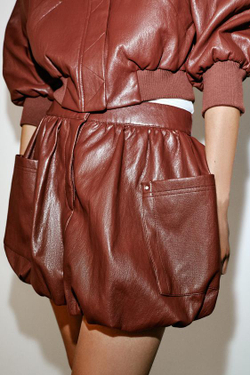 ZARA МИНИ-ЮБКА ИЗ ИСКУССТВЕННОЙ КОЖИ ОБЪЕМНОГО КРОЯ, ЧЕРЕПИЧНЫЙ