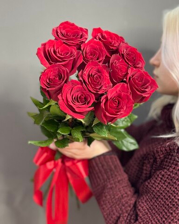 11 красных роз сорта "Эксплорер" под ленту (Эквадор 60 см)