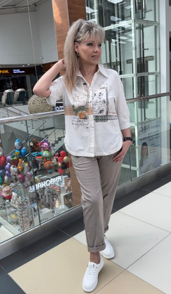 Блузон-рубашка в молочном цвете с принтом