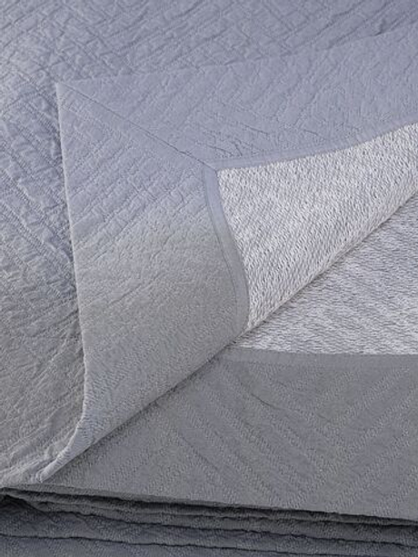 Покрывало 260х280 и 2 декоративные подушки 45х45 Claire Batiste Tilt Greg серые