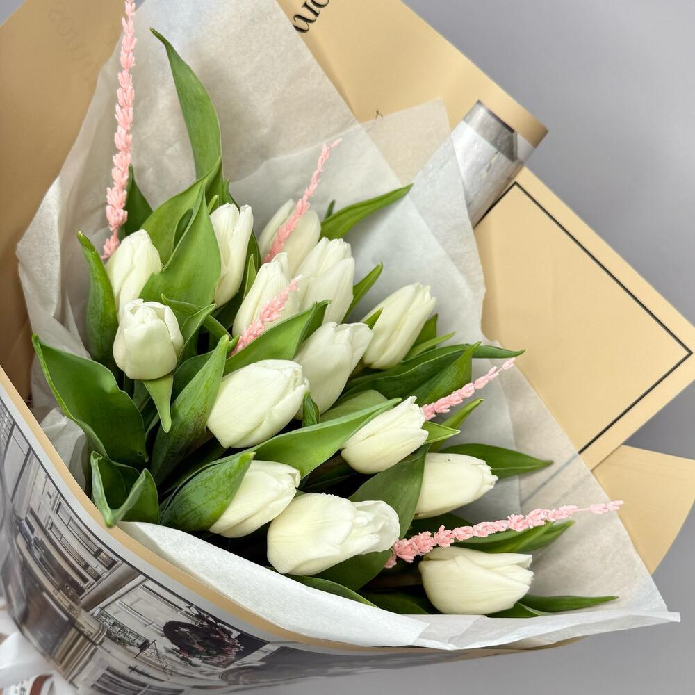 15 белых тюльпанов с нежной лавандой