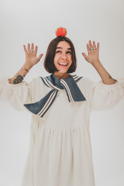 Воротничок-морячка из темно-синей крапивы