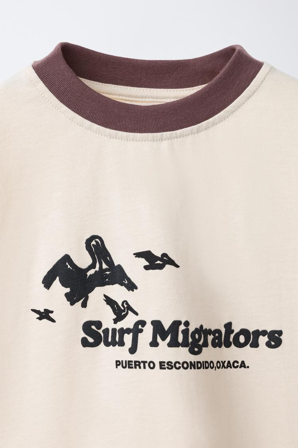 ZARA ФУТБОЛКА С КОНТРАСТНЫМ ТЕКСТОВЫМ ПРИНТОМ, ЦВЕТ СЛОНОВОЙ КОСТИ