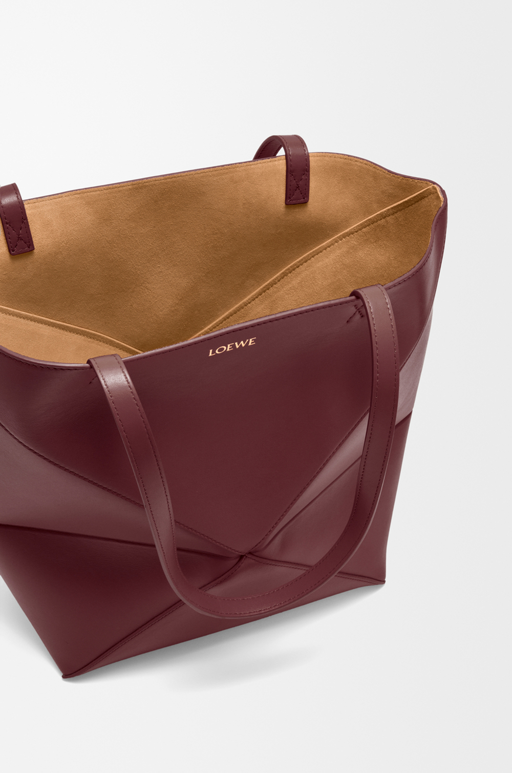 Loewe Средняя складная сумка-тоут Puzzle Fold из блестящей телячьей кожи, бургунди