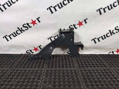 Кронштейн бампера правый