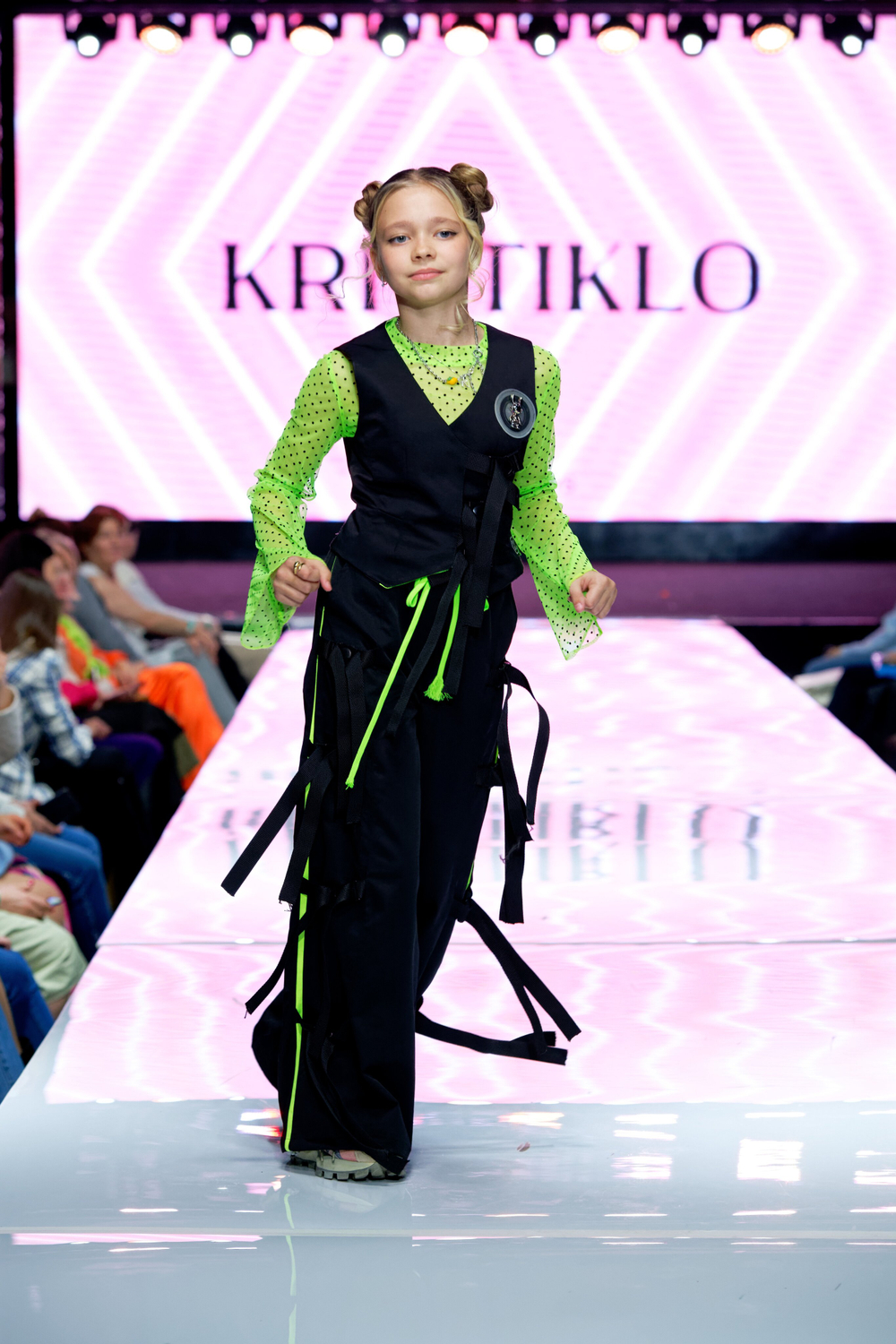 Черный костюм для ярких будней