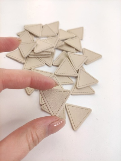 Нашивка треугольник экокожа, цвет - светлый беж