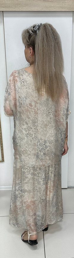 Нарядный итальянский костюм с пайетками и юбкой