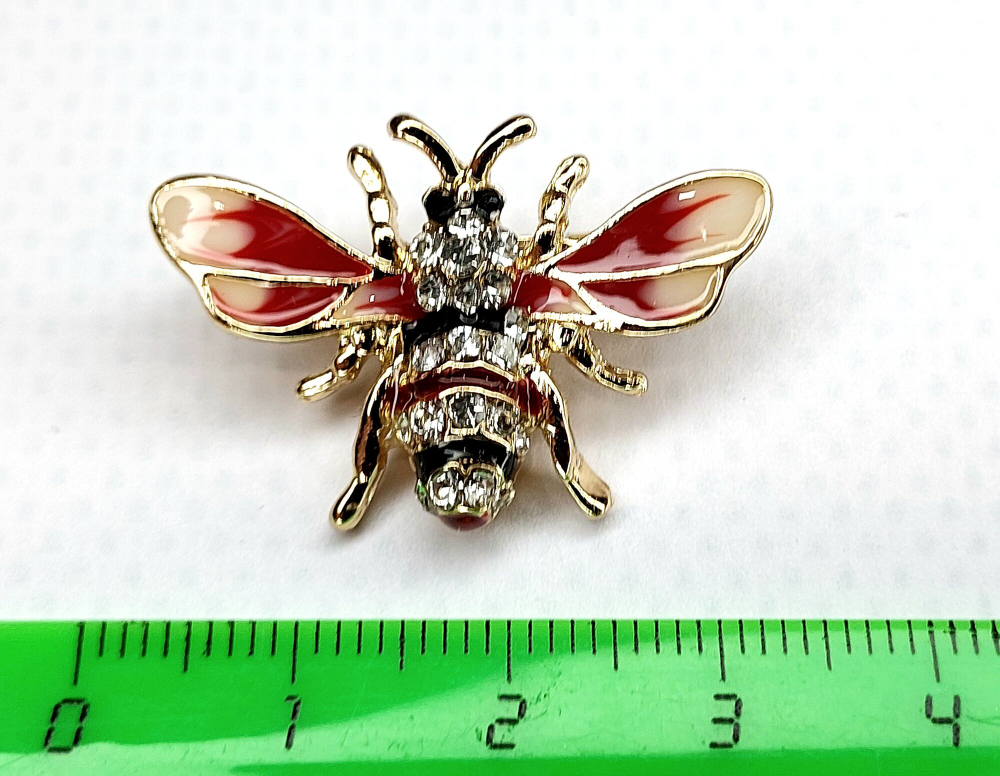 Брошка костюмная "Розовая пчела".  Строгая. Классическая.пчела" со стразами.