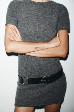 ZARA МЯГКОЕ ТРИКОТАЖНОЕ МИНИ-ПЛАТЬЕ С РЕЛЬЕФНЫМ ШВОМ, СЕРЫЙ МЕЛАНЖ