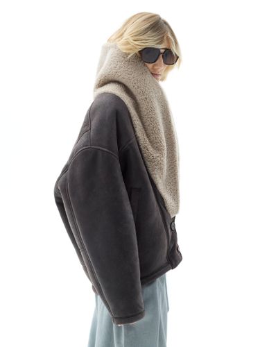 Коричневая дубленка из овчины с объемным воротником