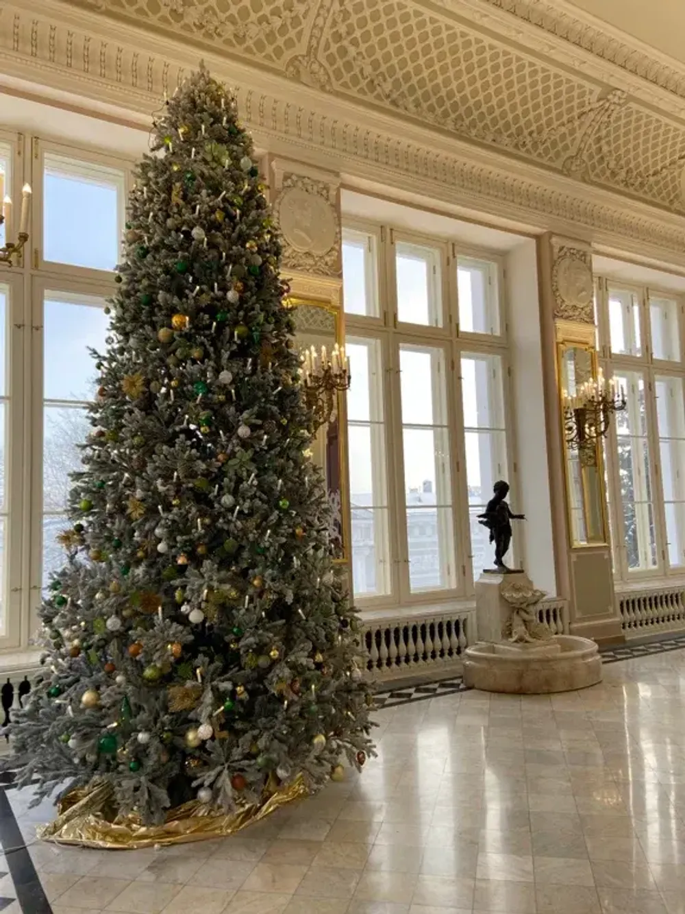 заснеженная елка "Сказочная"