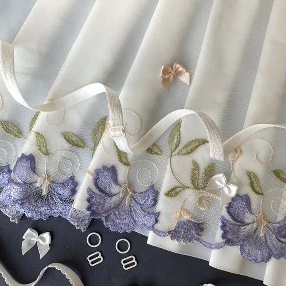 Вышивка на сетке молочная/васильки (правая) 24 см