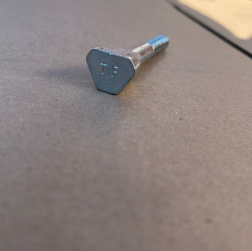 3884300 Болт 10x83/33