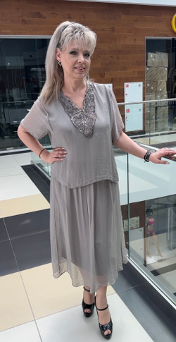 Нарядное двойное платье с пайетками по декольте