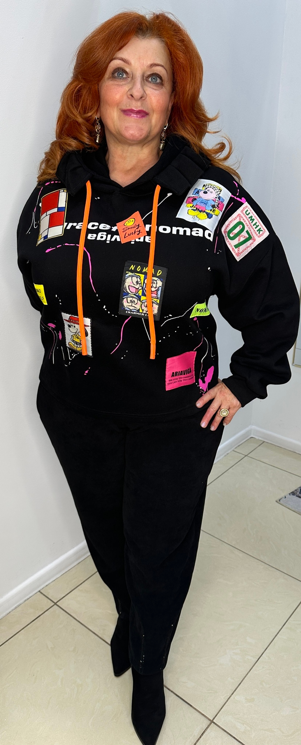 Черная толстовка-худи с ярким принтом и капюшоном