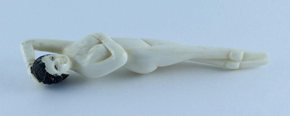 Нэцкэ Нагая красавица лежит на подставке