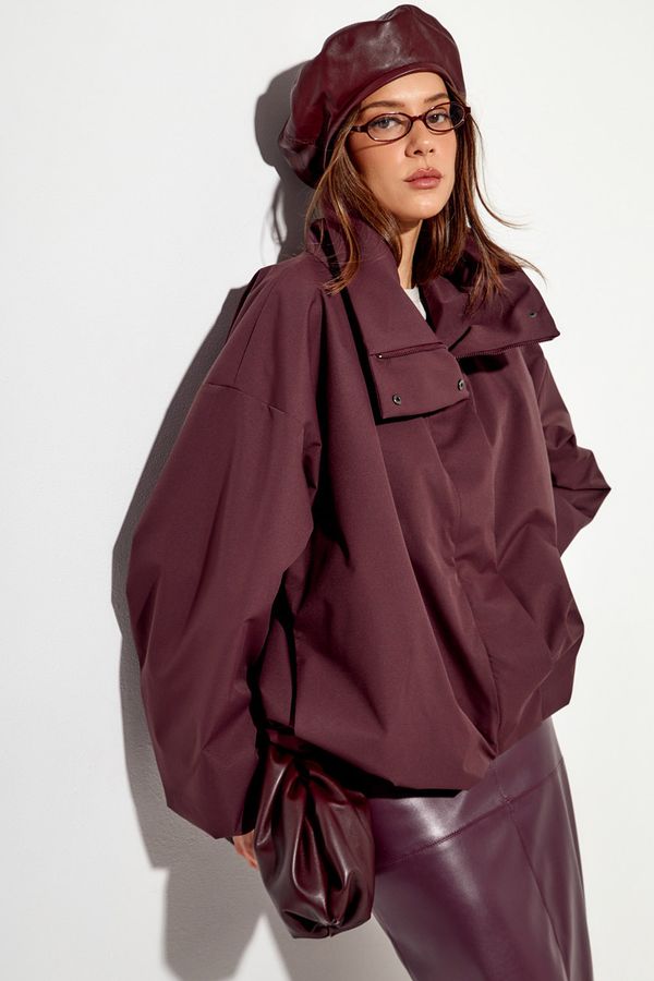 Ветровка О-силуэта с высоким воротом винного цвета