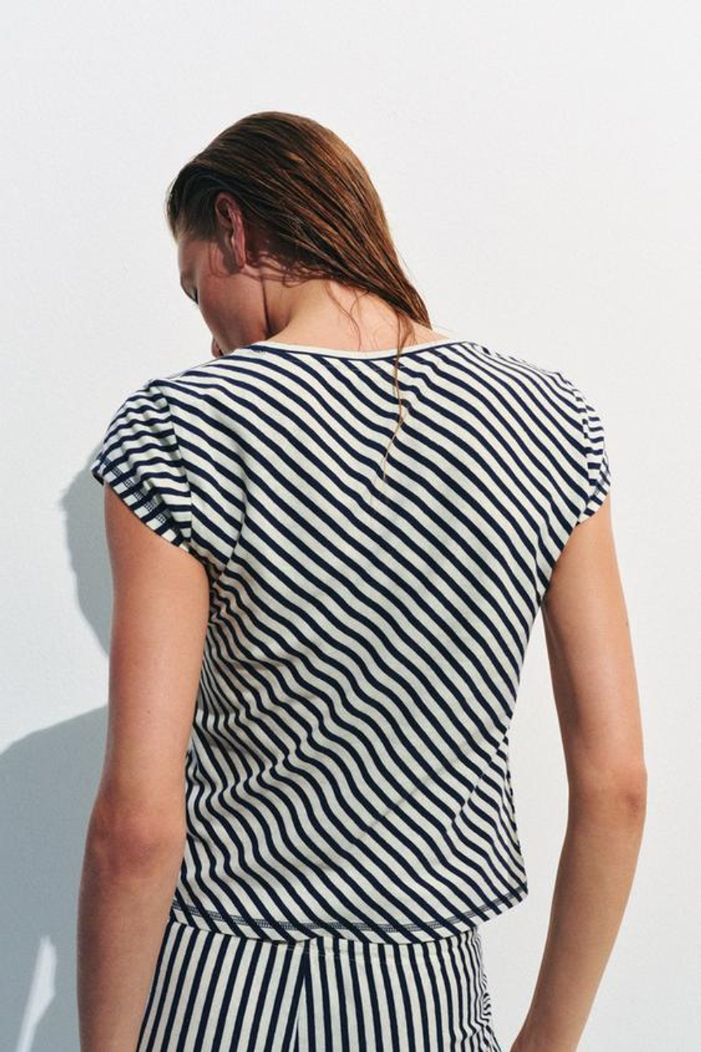 ZARA ФУТБОЛКА В ПОЛОСКУ ИЗ СМЕСОВОГО ЛЬНА, ЭКРЮ/ТЕМНО-СИНИЙ