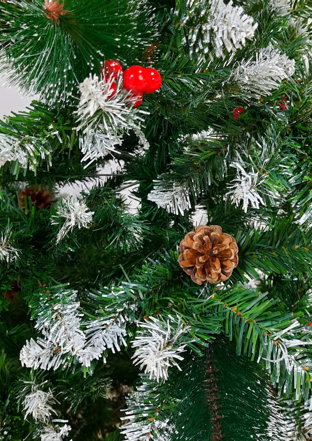 Ёлка искусственная с шишкамии и ягодами (1,8м) Universal