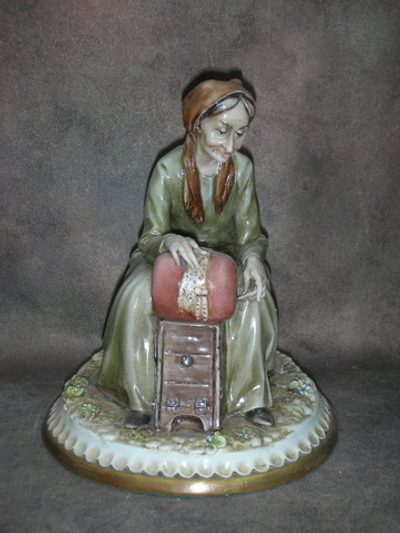 Статуэтка. Фарфор. Преклонные годы. Capodimonte. Италия