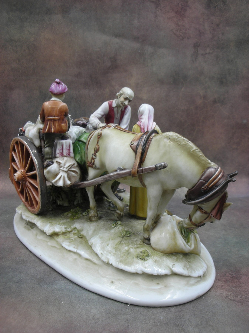 Статуэтка. Фарфор. Продавец вина. Capodimonte. Италия