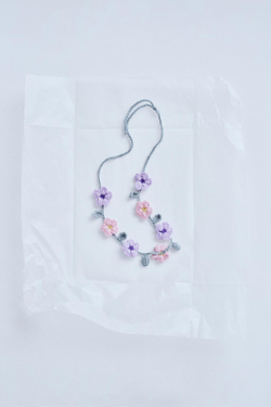 ZARA TIMELESZ ОЖЕРЕЛЬЕ С КРУЖЕВОМ КРОШЕ И ЦВЕТОЧНЫМИ ДЕТАЛЯМ, ЦВЕТ МАЛЬВЫ