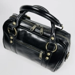 Женская сумка-саквояж из натуральной кожи черного цвета