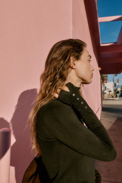 ZARA БАЗОВЫЙ ТРИКОТАЖНЫЙ ДЖЕМПЕР С ВЫСОКИМ ВОРОТНИКОМ, ТЕМНЫЙ ХАКИ