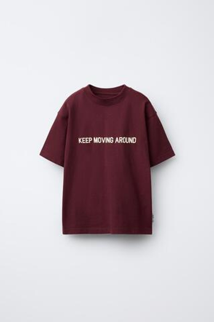 ZARA ФУТБОЛКА В СТИЛЕ ПРЕППИ С РЕЛЬЕФНОЙ НАДПИСЬЮ, ГРАНАТОВЫЙ