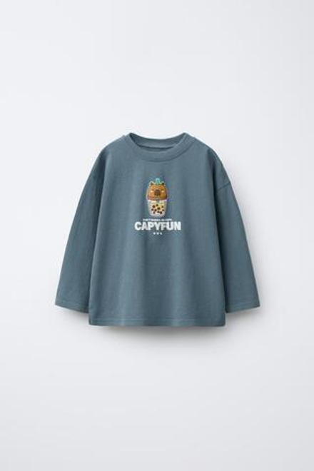 ZARA ФУТБОЛКА С ЭФФЕКТОМ GARMENT DYE С ПРИНТОМ «КАПИБАРА CAPYFUN ©», СИНИЙ