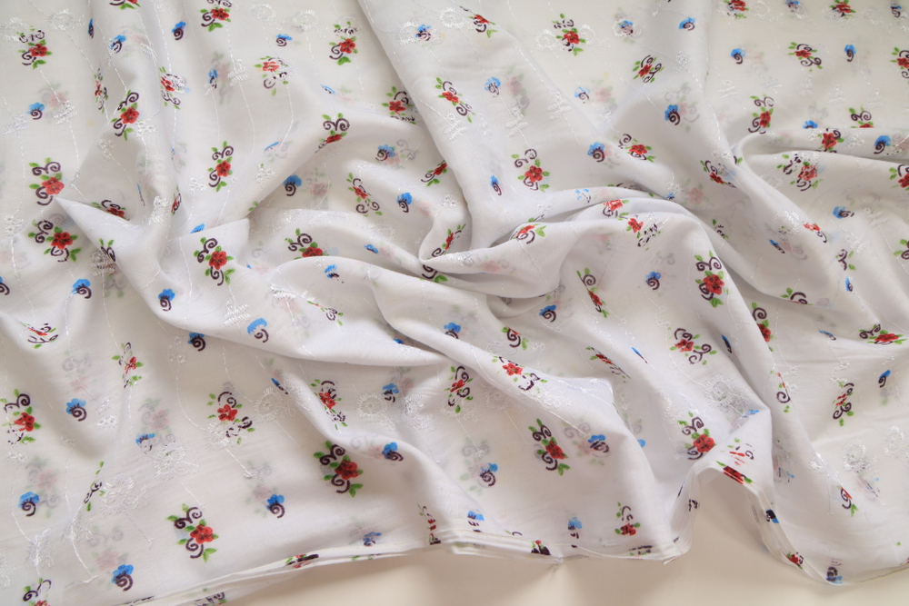 Батист вышивка белый в красный цветочек