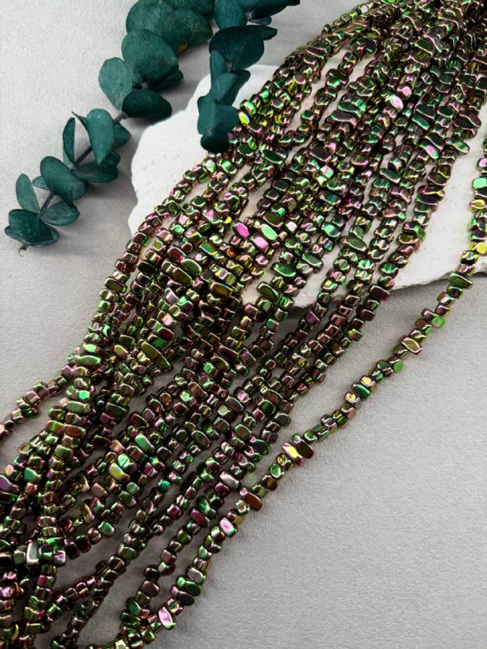 Гематит хамелеон, галька 4*8 мм, нить 38 см