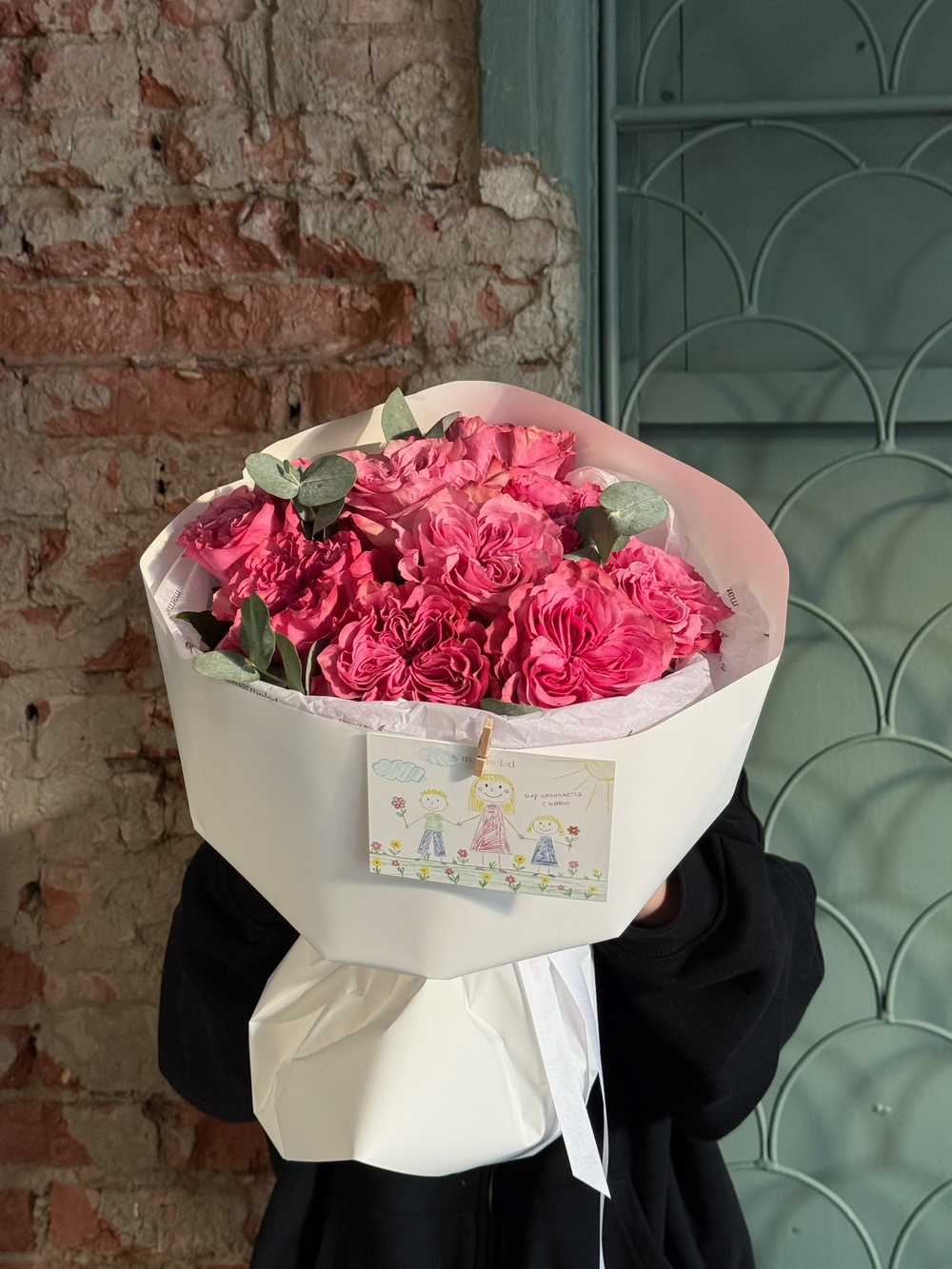 Букет из яркой одноголовой розы и эвкалипта 9 шт