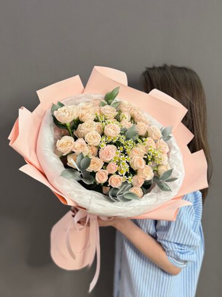 Букет из кустовых пионовидных роз и ромашек