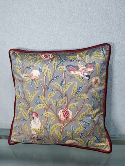 Бархатная подушка с дизайном по мотивам Уильяма Морриса