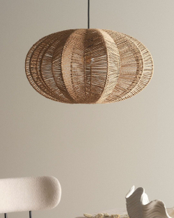 Изящная подвесная люстра из натурального ротанга с лепестковой формой.
