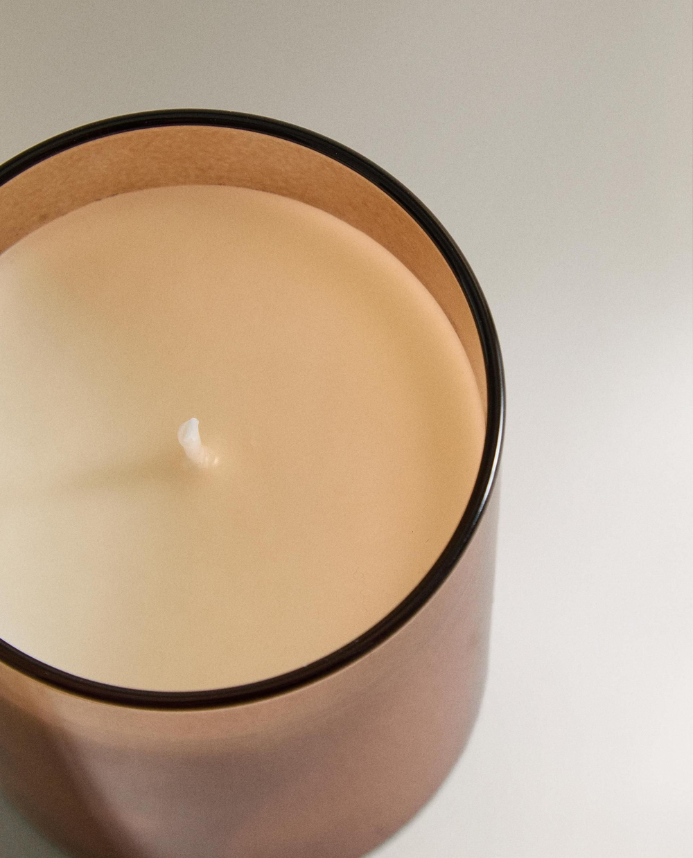 Zara Home - Ароматическая свеча из боросиликатного стекла salted caramel, 220 г