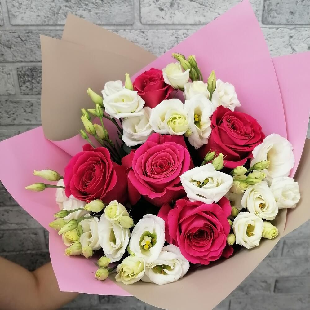 Букет из роз и эустомы