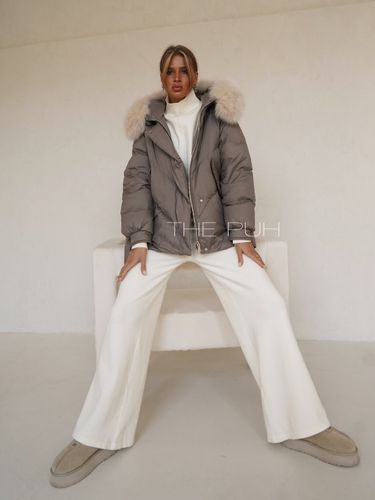 Короткий пуховик в цвете капучино с меховым капюшоном