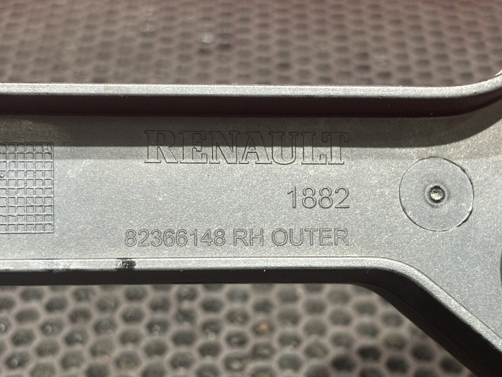 Кронштейн солнцезащитного козырька правый