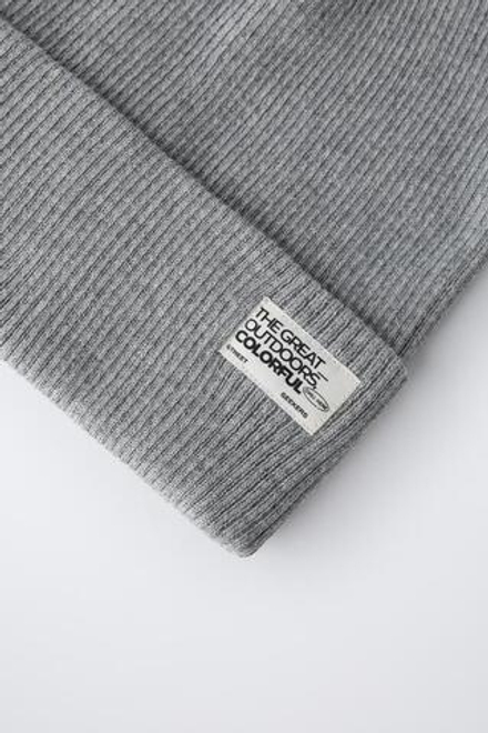 ZARA ТРИКОТАЖНАЯ ШАПКА В РУБЧИК С ЭТИКЕТКОЙ, СЕРЫЙ
