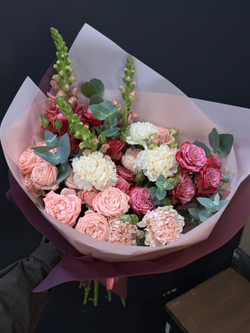 Букет из кустовых роз, диантуса и антирринума